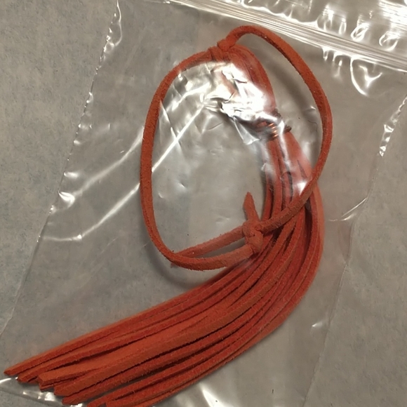 Coral colored faux leather tassel - Picture 4 of 5